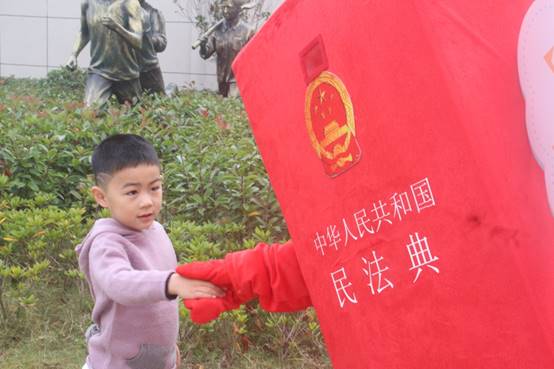 说明: E:\bevictor伟德官网重要获奖\照片素材\1、“保驾护航”普法宣传照片\2020年11月赴钱塘新区少年宫开展普法志愿服务活动现场.jpg